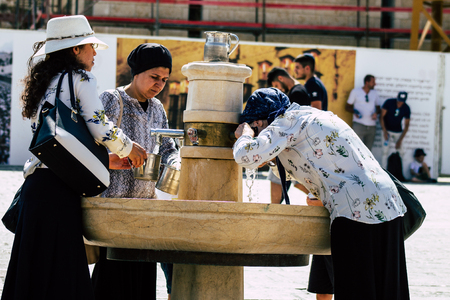 Jerusalem Israel July 2, 2019 View of unknown Israeli people drinking to the fountain located at the Western wall in the Old city of Jerusalem in the afternoonのeditorial素材