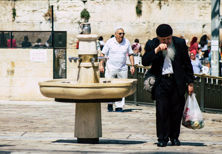 Jerusalem Israel July 2, 2019 View of unknown Israeli people drinking to the fountain located at the Western wall in the Old city of Jerusalem in the afternoonのeditorial素材