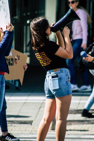 Foto de Tel Aviv Israel February 21, 2020 View of unidentified Israeli teenagers demonstrating in front of the Tel Aviv town hall against global warming and supporting Greta Thunberg - Imagen libre de derechos