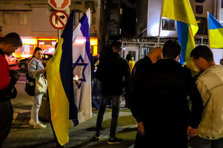 Protesters against Russian policy towards Ukraine in front of the Russian Embassy in Tel Aviv, protesters gather daily to show their disagreementのeditorial素材