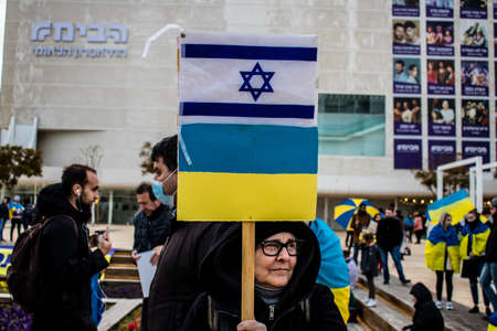 Tel Aviv, Israel - March 20, 2022 Protesters against Russian policy towards Ukraine in Habima Square in Tel Aviv, Israelis support the Ukrainian people in the war that has broken out against Russiaのeditorial素材
