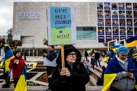 Tel Aviv, Israel - March 20, 2022 Protesters against Russian policy towards Ukraine in Habima Square in Tel Aviv, Israelis support the Ukrainian people in the war that has broken out against Russiaのeditorial素材