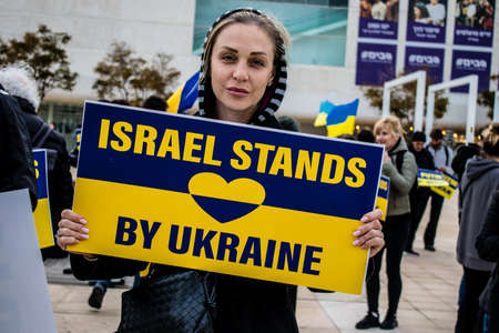 Tel Aviv, Israel - March 20, 2022 Protesters against Russian policy towards Ukraine in Habima Square in Tel Aviv, Israelis support the Ukrainian people in the war that has broken out against Russiaのeditorial素材