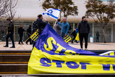 Tel Aviv, Israel - March 20, 2022 Protesters against Russian policy towards Ukraine in Habima Square in Tel Aviv, Israelis support the Ukrainian people in the war that has broken out against Russiaのeditorial素材
