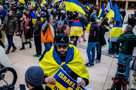 Tel Aviv, Israel - March 20, 2022 Protesters against Russian policy towards Ukraine in Habima Square in Tel Aviv, Israelis support the Ukrainian people in the war that has broken out against Russiaのeditorial素材