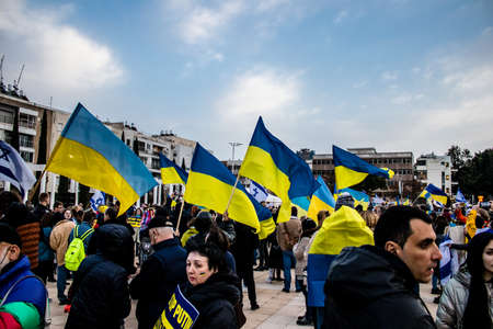 Tel Aviv, Israel - March 20, 2022 Protesters against Russian policy towards Ukraine in Habima Square in Tel Aviv, Israelis support the Ukrainian people in the war that has broken out against Russiaのeditorial素材