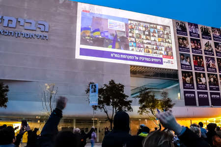 Tel Aviv, Israel - March 20, 2022 Protesters against Russian policy towards Ukraine in Habima Square in Tel Aviv, Israelis support the Ukrainian people in the war that has broken out against Russiaのeditorial素材