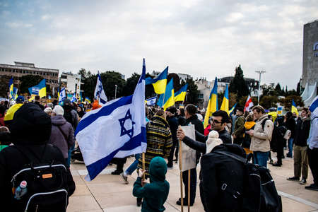 Tel Aviv, Israel - March 20, 2022 Protesters against Russian policy towards Ukraine in Habima Square in Tel Aviv, Israelis support the Ukrainian people in the war that has broken out against Russiaのeditorial素材