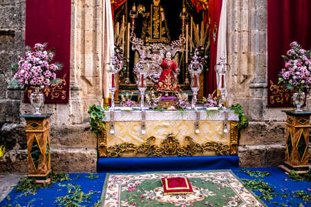 Carmona, Spain - June 18, 2022 Corpus Christi of Carmona, Religious procession in the streets, transfer from San Blas church of the Virgen of the Rosary to Santa Maria church, people pray in the wayのeditorial素材