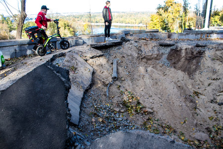 Aftermath of massive Russian missile attacks, a public garden near the Friendship Arch of Kyiv in the city center was hit hard. Missiles hit in 4 places in the city of Kyiv. 9 people died and 36 people were injured. Russia threatens more strikes after misのeditorial素材