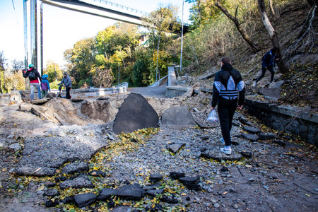 Aftermath of massive Russian missile attacks, a public garden near the Friendship Arch of Kyiv in the city center was hit hard. Missiles hit in 4 places in the city of Kyiv. 9 people died and 36 people were injured. Russia threatens more strikes after misのeditorial素材