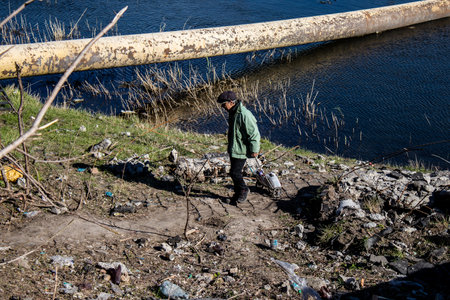 The city of Bakhmut is located on the front line, it has been under intense bombardment for a week, the inhabitants who have remained in the city are hiding as best they can but have to go outside to buy provisionsのeditorial素材