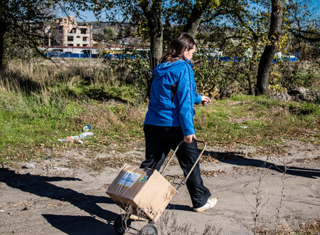 The city of Bakhmut is located on the front line, it has been under intense bombardment for a week, the inhabitants who have remained in the city are hiding as best they can but have to go outside to buy provisionsのeditorial素材