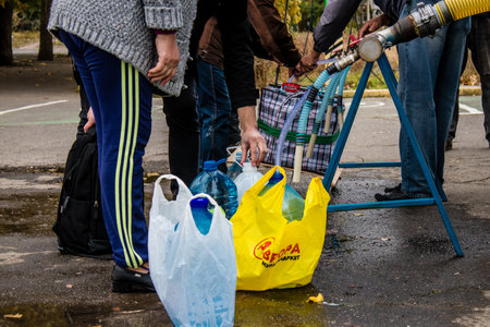 People come to get water between two bombardments. Following the Russian attack on the city of Mykolaiv, the infrastructures were affected. Water in particular is now distributed to citizens thanks to tank trucksのeditorial素材