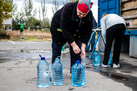 People come to get water between two bombardments. Following the Russian attack on the city of Mykolaiv, the infrastructures were affected. Water in particular is now distributed to citizens thanks to tank trucksのeditorial素材