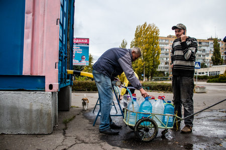 People come to get water between two bombardments. Following the Russian attack on the city of Mykolaiv, the infrastructures were affected. Water in particular is now distributed to citizens thanks to tank trucksのeditorial素材