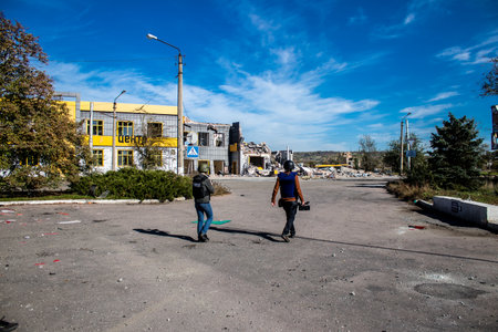 Group of television journalists and war photographers working in the city of Bakhmut, covering the war under the bombardments of the russian army, they are in the conflict zone and provide direct information on the situationのeditorial素材