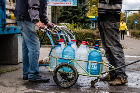 People come to get water between two bombardments. Following the Russian attack on the city of Mykolaiv, the infrastructures were affected. Water in particular is now distributed to citizens thanks to tank trucksのeditorial素材