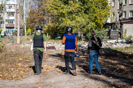 Group of television journalists and war photographers working in the city of Bakhmut, covering the war under the bombardments of the russian army, they are in the conflict zone and provide direct information on the situationのeditorial素材