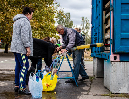 People come to get water between two bombardments. Following the Russian attack on the city of Mykolaiv, the infrastructures were affected. Water in particular is now distributed to citizens thanks to tank trucksのeditorial素材