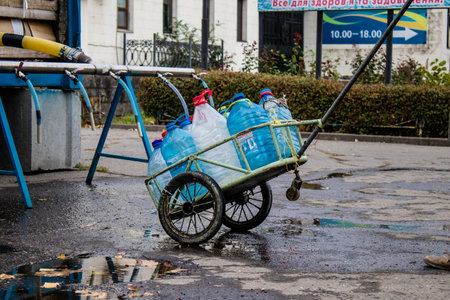 People come to get water between two bombardments. Following the Russian attack on the city of Mykolaiv, the infrastructures were affected. Water in particular is now distributed to citizens thanks to tank trucksのeditorial素材