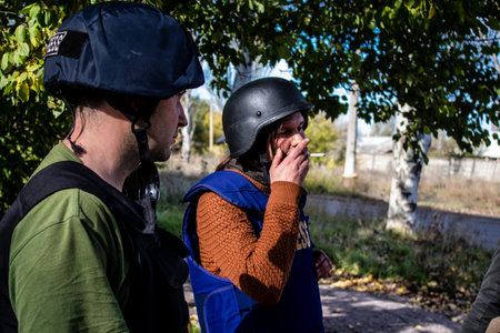 Group of television journalists and war photographers working in the city of Bakhmut, covering the war under the bombardments of the russian army, they are in the conflict zone and provide direct information on the situationのeditorial素材