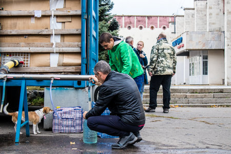 People come to get water between two bombardments. Following the Russian attack on the city of Mykolaiv, the infrastructures were affected. Water in particular is now distributed to citizens thanks to tank trucksのeditorial素材