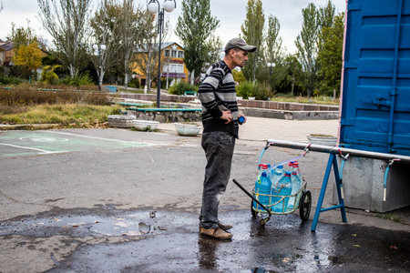 People come to get water between two bombardments. Following the Russian attack on the city of Mykolaiv, the infrastructures were affected. Water in particular is now distributed to citizens thanks to tank trucksのeditorial素材