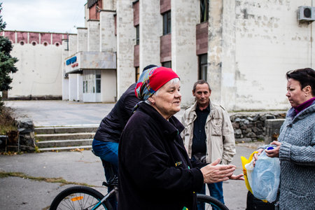 People come to get water between two bombardments. Following the Russian attack on the city of Mykolaiv, the infrastructures were affected. Water in particular is now distributed to citizens thanks to tank trucksのeditorial素材