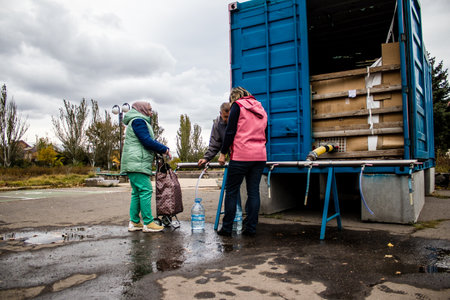 People come to get water between two bombardments. Following the Russian attack on the city of Mykolaiv, the infrastructures were affected. Water in particular is now distributed to citizens thanks to tank trucksのeditorial素材
