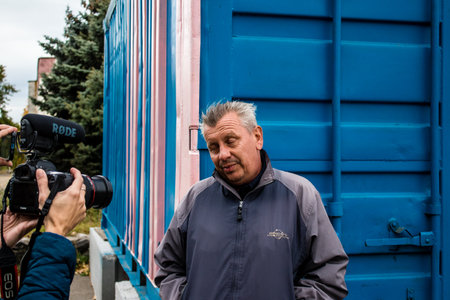 Lenka Klicperova photographer taking a picture of people who come to get water between two bombardments. Following the Russian attack on the city of Mykolaiv, the infrastructures were affected. Water in particular is now distributed to citizens thanks to のeditorial素材