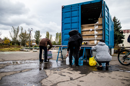 People come to get water between two bombardments. Following the Russian attack on the city of Mykolaiv, the infrastructures were affected. Water in particular is now distributed to citizens thanks to tank trucksのeditorial素材