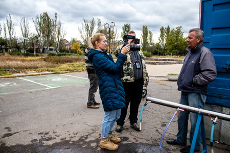 Lenka Klicperova photographer taking a picture of people who come to get water between two bombardments. Following the Russian attack on the city of Mykolaiv, the infrastructures were affected. Water in particular is now distributed to citizens thanks to のeditorial素材