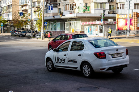 Kyiv, Ukraine - November 02, 2022 Taxi driving in the city center of kyiv during the war with Russia, kyiv are the target of Russian missiles and the sirens sound every dayのeditorial素材