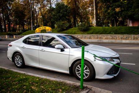 Kyiv, Ukraine - November 02, 2022 Taxi driving in the city center of kyiv during the war with Russia, kyiv are the target of Russian missiles and the sirens sound every dayのeditorial素材