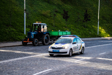 Kyiv, Ukraine - November 02, 2022 Police car in the city center of kyiv during the war with Russia, kyiv are the target of Russian missiles and the sirens sound every dayのeditorial素材