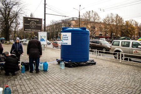 Residents of Kherson in Ukraine, collecting drinkable water at Freedom Square. International humanitarian aid is organized when people lack everything. The Russian army has bombed the infrastructure of the city and the water supply is completely cut off. のeditorial素材
