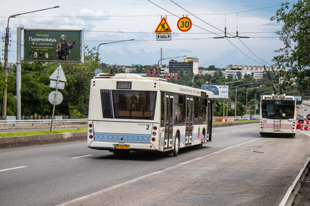 Even though the city is on the front line and very close to the combat zone, public transport continues to operate despite the constant alarm sirens. People of Zaporizhia are showing resilience.のeditorial素材