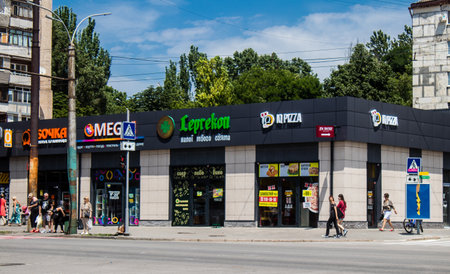 Even if the city is on the frontline and very close of the combat zone, most of the shops are still open thanks to a very efficient air defense system. The problem comes mainly from the nuclear power plant of Zaporizhia, occupied by the Russians army whicのeditorial素材
