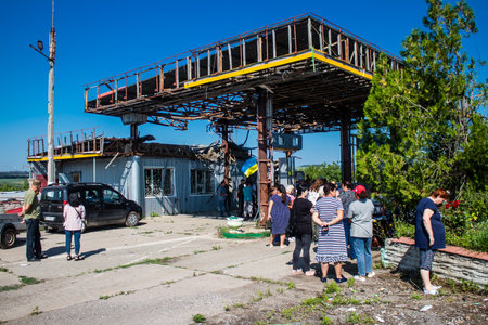 Civilians residing in the village of Kamâyanka in Ukraine. The inhabitants come together to organize themselves to rebuild their village. People live without water and electricity. The Russian army was driven out by the Ukrainians after several months oのeditorial素材