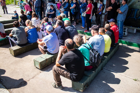 Civilians residing in the village of Kamâyanka in Ukraine. The inhabitants come together to organize themselves to rebuild their village. People live without water and electricity. The Russian army was driven out by the Ukrainians after several months oのeditorial素材