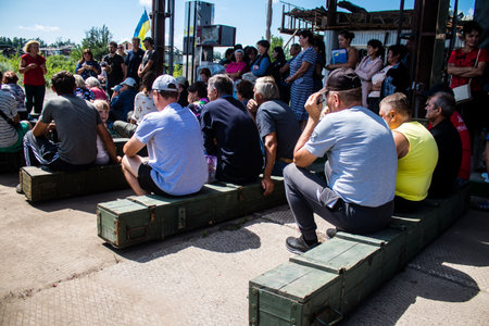Civilians residing in the village of Kamâyanka in Ukraine. The inhabitants come together to organize themselves to rebuild their village. People live without water and electricity. The Russian army was driven out by the Ukrainians after several months oのeditorial素材