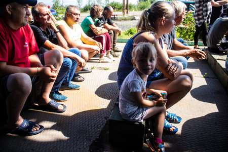 Civilians residing in the village of Kamâyanka in Ukraine. The inhabitants come together to organize themselves to rebuild their village. People live without water and electricity. The Russian army was driven out by the Ukrainians after several months oのeditorial素材