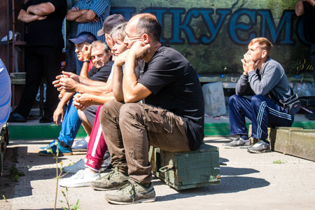 Civilians residing in the village of Kamâyanka in Ukraine. The inhabitants come together to organize themselves to rebuild their village. People live without water and electricity. The Russian army was driven out by the Ukrainians after several months oのeditorial素材