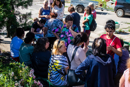 Civilians residing in the village of Kamâyanka in Ukraine. The inhabitants come together to organize themselves to rebuild their village. People live without water and electricity. The Russian army was driven out by the Ukrainians after several months oのeditorial素材
