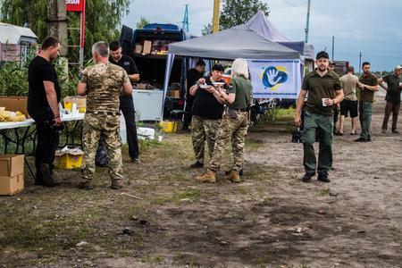 The volunteers of this humanitarian association offer free meals and food to the soldiers of the Ukrainian armed forces. They mobilize regularly and move to areas very close to the front line to provide support to the soldiers.のeditorial素材