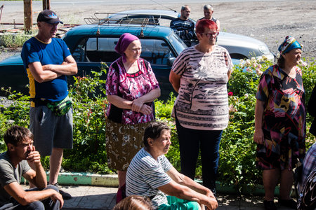 Civilians residing in the village of Kamâyanka in Ukraine. The inhabitants come together to organize themselves to rebuild their village. People live without water and electricity. The Russian army was driven out by the Ukrainians after several months oのeditorial素材