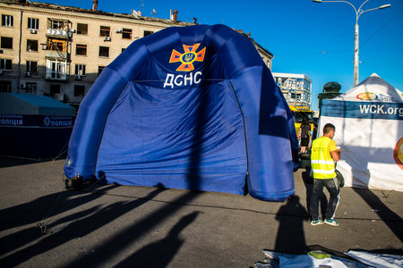 Kharkiv, Ukraine, June 22, 2024 Rescuers help evacuate the injured following an airstrike with a Russian UMPB D30 guided bomb on a residential building in central Kharkiv.のeditorial素材