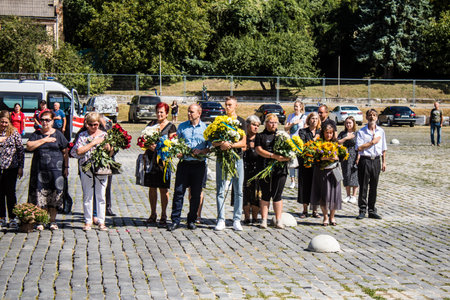 Lviv, Ukraine, August 23, 2024 Family and friends await the burial of three Ukrainian soldiers who died in a battle with the Russian army at the Field of Mars at the Lviv military cemetery.のeditorial素材