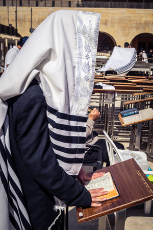 Jerusalem, Israel - February 18, 2026. Close-up of Jewish men absorbed in studying the Torah or Psalms at the Kotel. Transmission of religious knowledge.のeditorial素材